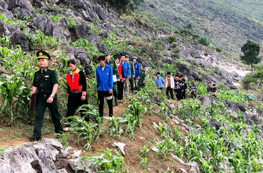 Người dân xóm Mác Nẻng và cán bộ, chiến sĩ Đồn Biên phòng Xuân Trường trên đường tuần tra biên giới.