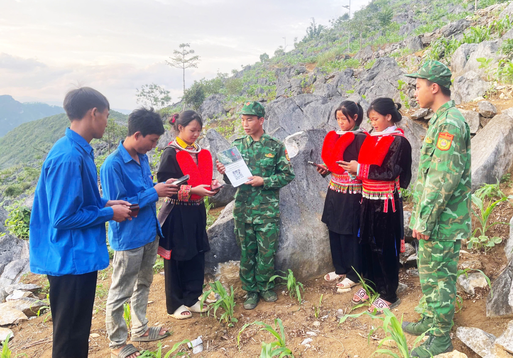 Người dân xóm Mác Nẻng được cán bộ, chiến sĩ Đồn Biên phòng Xuân Trường hướng dẫn sử dụng điện thoại thông minh an toàn trên các nền tảng số, nhận diện hững tin giả, xấu độc.