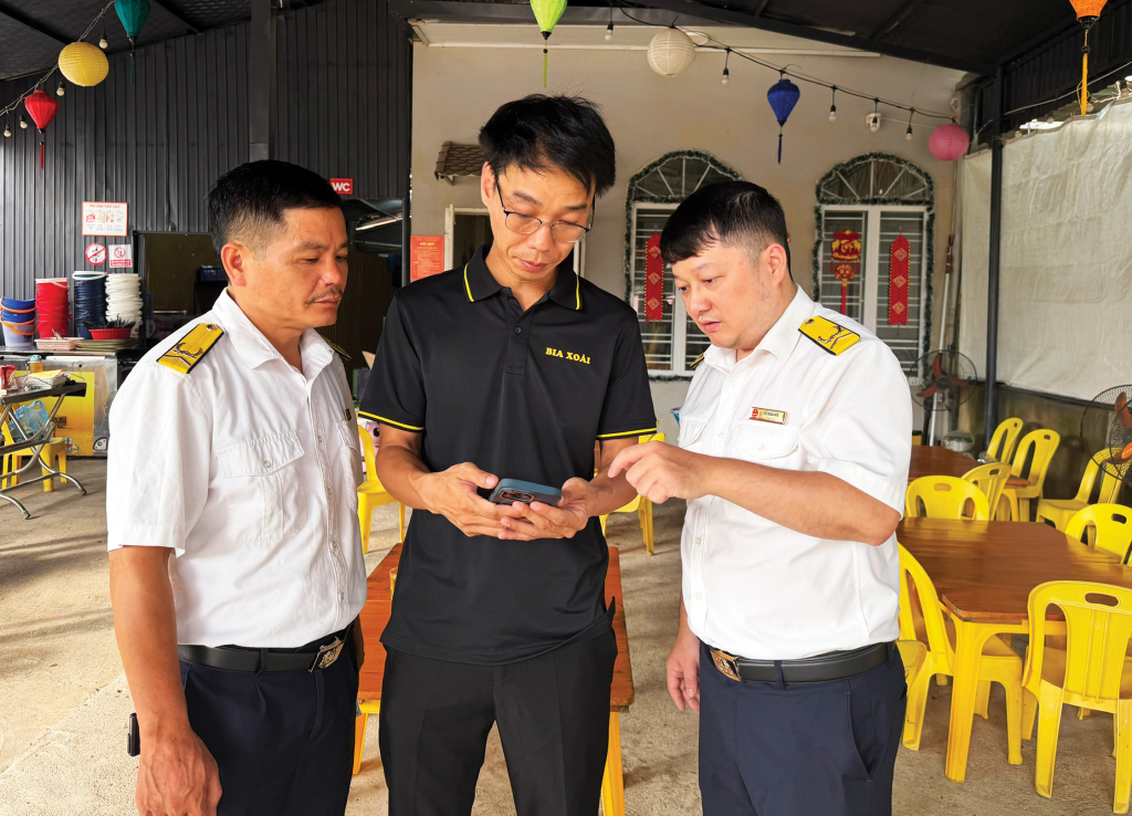 Cán bộ Thuế cơ sở 1 hướng dẫn người dân kê khai hóa đơn điện tử trên điện thoại thông minh.