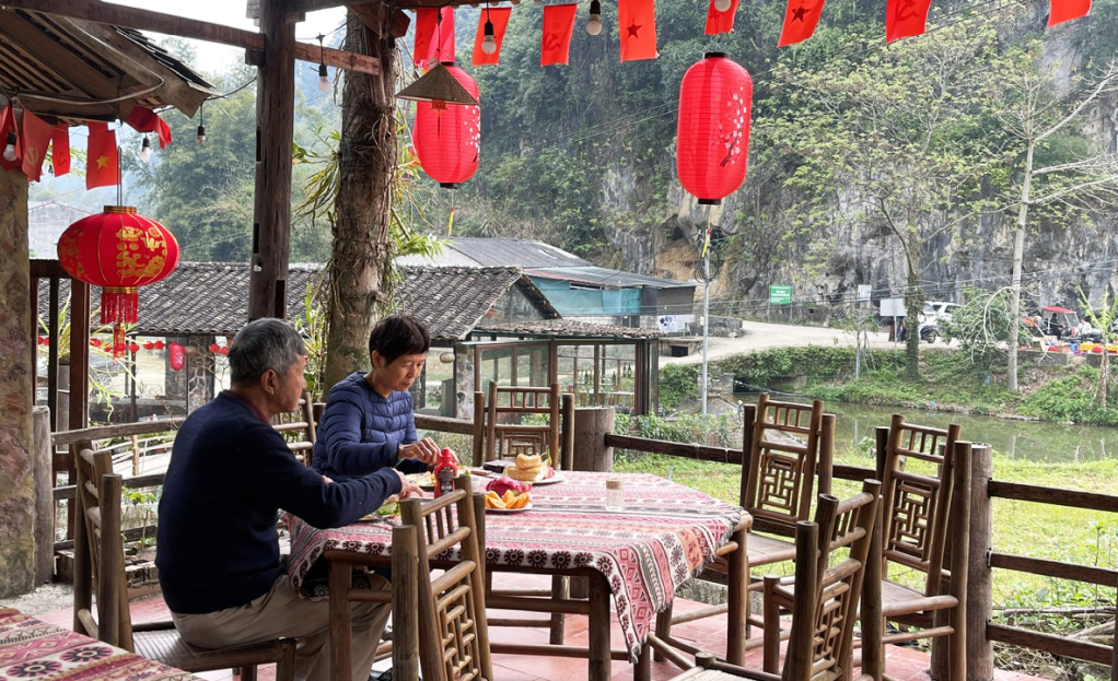  Khách du lịch tham quan, trải nghiệm tại làng đá Khuổi Ky, xã Đàm Thủy.