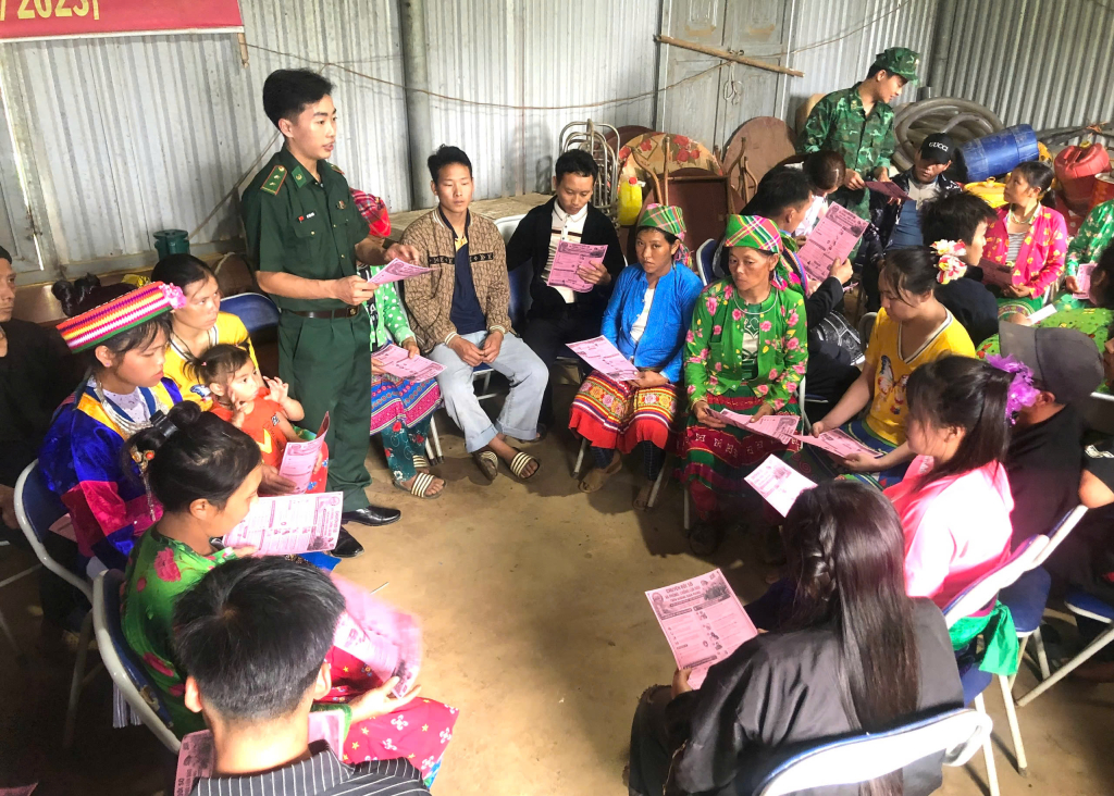 Cán bộ, chiến sĩ Đồn Biên phòng Cốc Pàng tuyên truyền, hướng dẫn bà con nhận diện thông tin giả, lừa đảo, xấu độc.