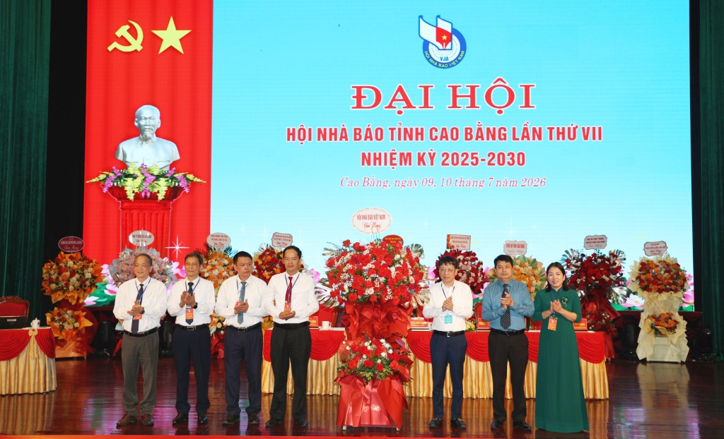 Đại diện lãnh đạo Hội Nhà báo Việt Nam tặng hoa chúc mừng đại hội.