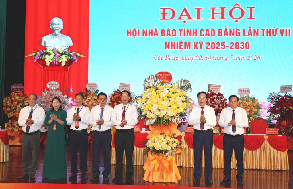 Các đồng chí lãnh đạo tỉnh tặng hoa chúc mừng đại hội.