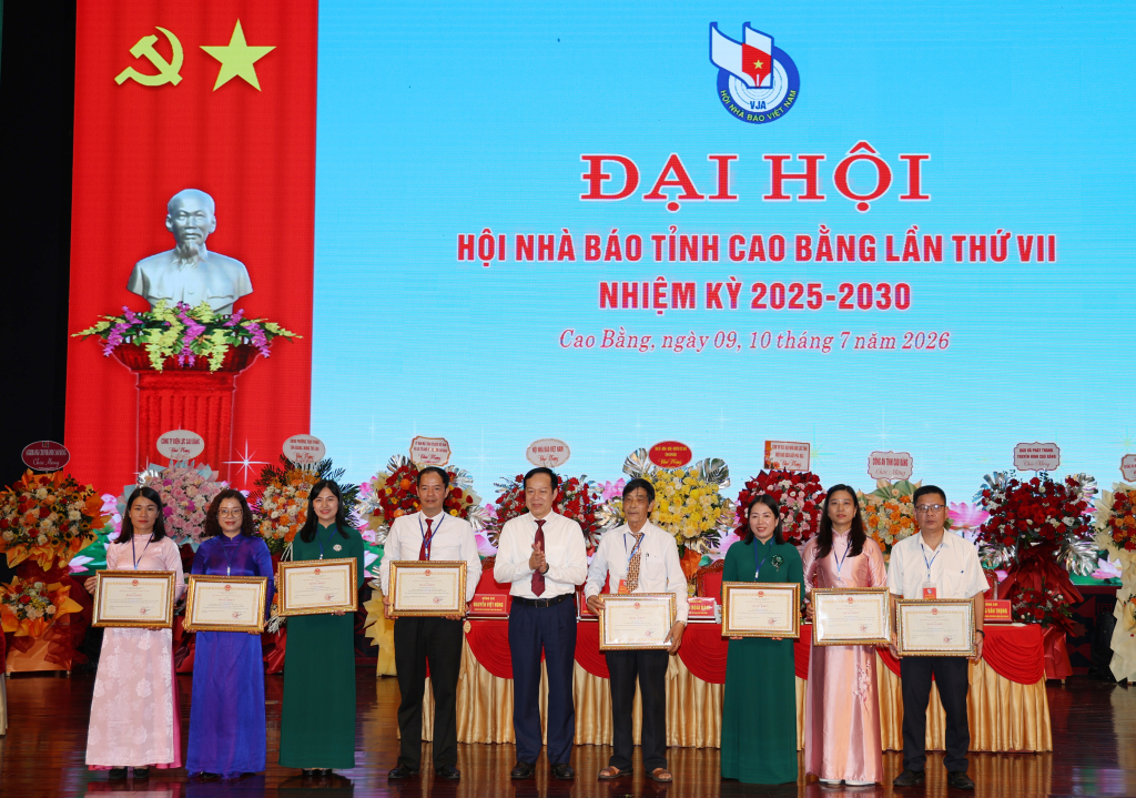 Các tập thể, cá nhân được tặng Bằng khen của Chủ tịch UBND tỉnh.