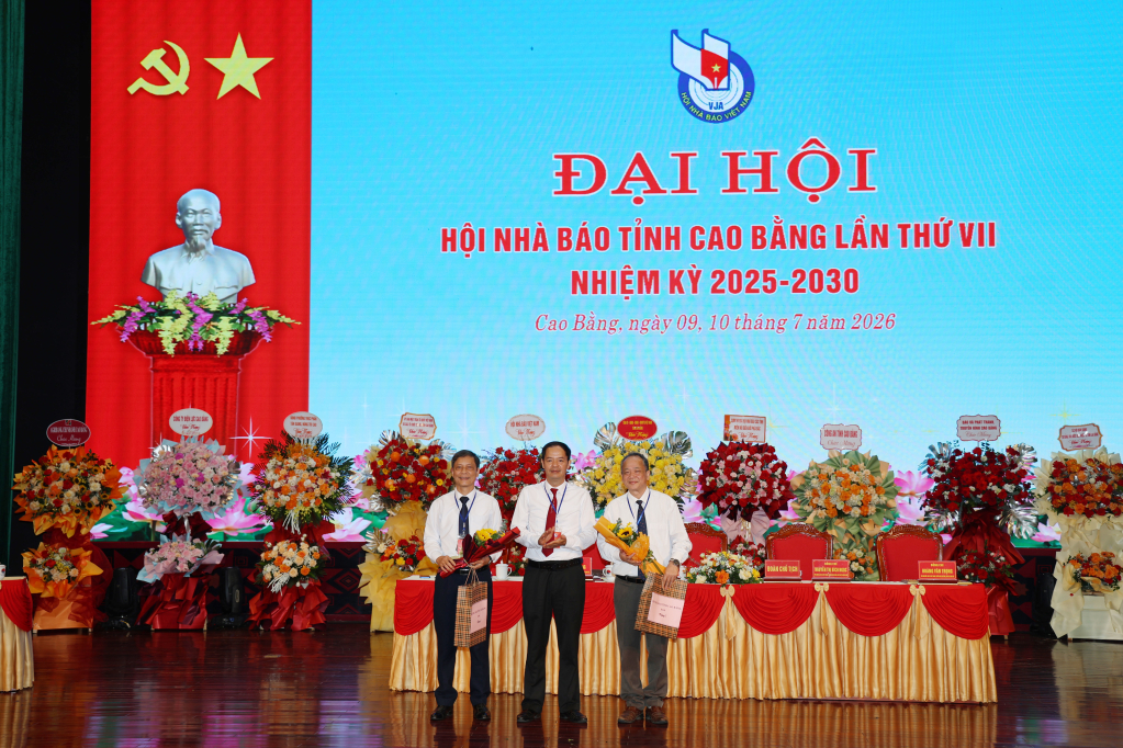 Tặng hoa chia tay các đồng chí không tham gia Ban Chấp hành khóa VII, nhiệm kỳ 2025 - 2030.