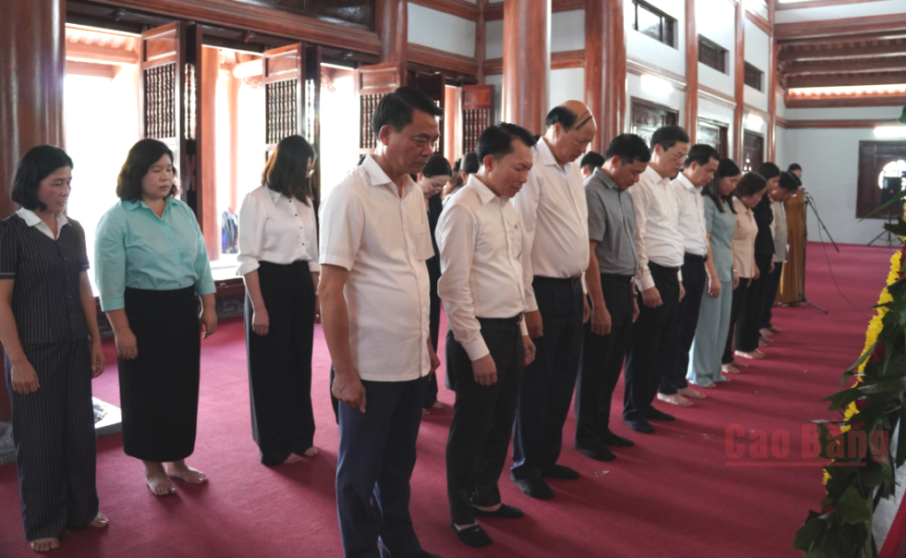 Các đại biểu tỉnh thành kính dành phút mặc niệm tưởng nhớ Chủ tịch Hồ Chí Minh và các anh hùng liệt sĩ tại Nghĩa trang Liệt sĩ Lạng Sơn.