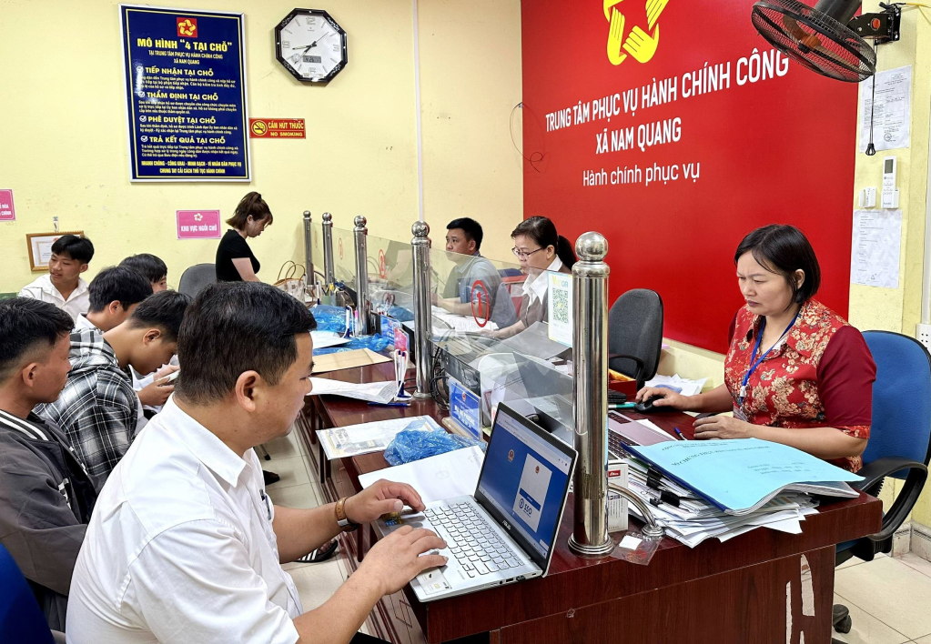  Người dân thao tác thành thạo trên hệ thống dịch vụ công, góp phần nâng cao hiệu quả giải quyết thủ tục hành chính.