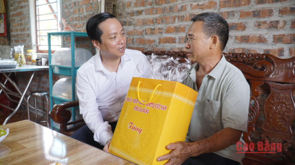 Chủ tịch UBND tỉnh Lê Hải Hòa tặng quà và động viên thương binh Lý Viết Tư.