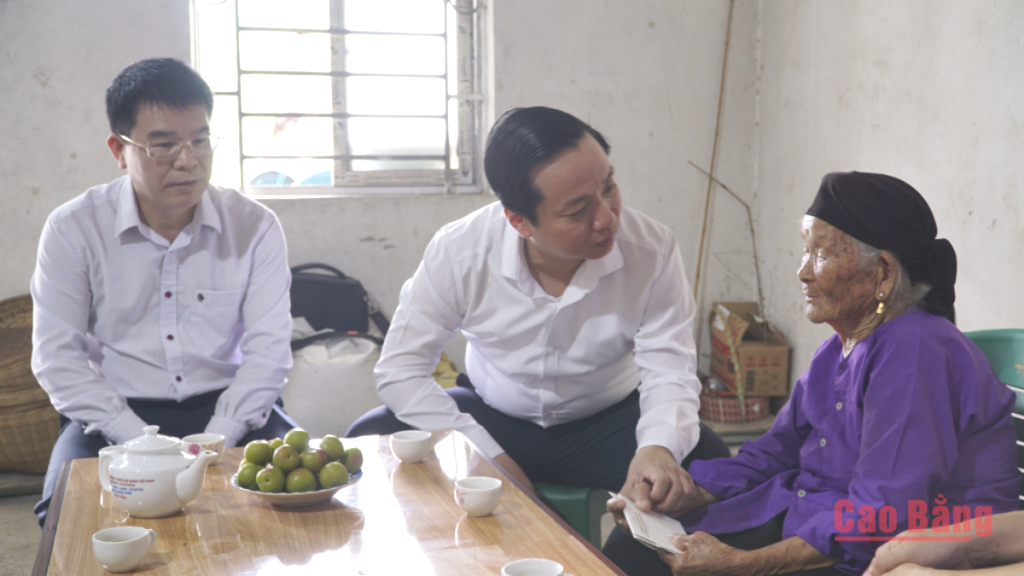 Chủ tịch UBND tỉnh Lê Hải Hòa thăm, tặng quà và động viên Mẹ Việt Nam Anh hùng Trịnh Thị Ngải, xã Độc Lập.