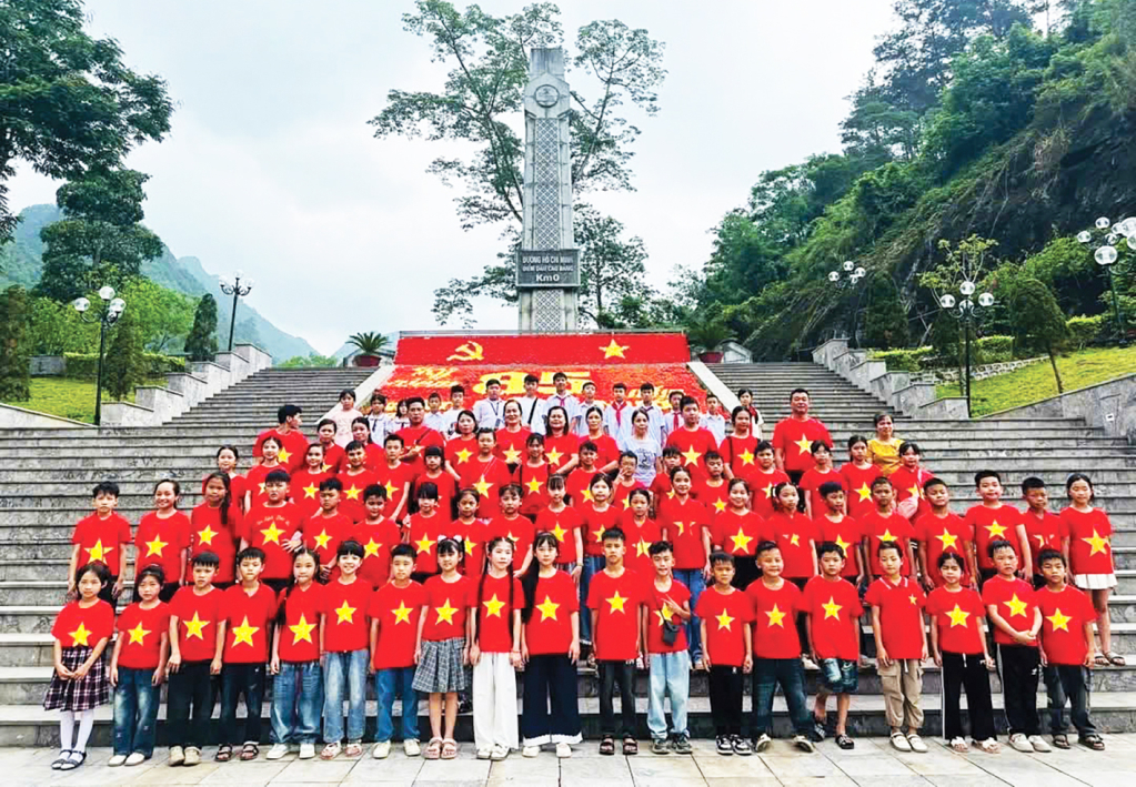 Học sinh tham quan, tìm hiểu lịch sử tại Khu di tích Quốc gia đặc biệt Pác Bó, góp phần bồi đắp lòng yêu nước và niềm tự hào dân tộc.