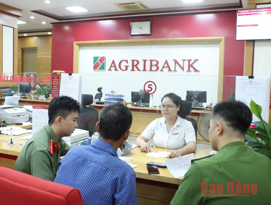 Cán bộ Agribank Chi nhánh Cao Bằng và Công an phường Thục Phán ngăn chặn kịp thời vụ lừa lảo trên không gian mạng.