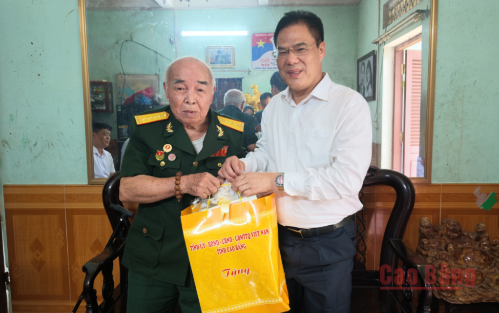 Phó Bí thư Tỉnh ủy, Chủ tịch Ủy ban MTTQ Việt Nam tỉnh Vũ Hồng Quang thăm, tặng quà thương binh Bế Ích Quân tại xóm Thanh Bình, xã Hòa An.