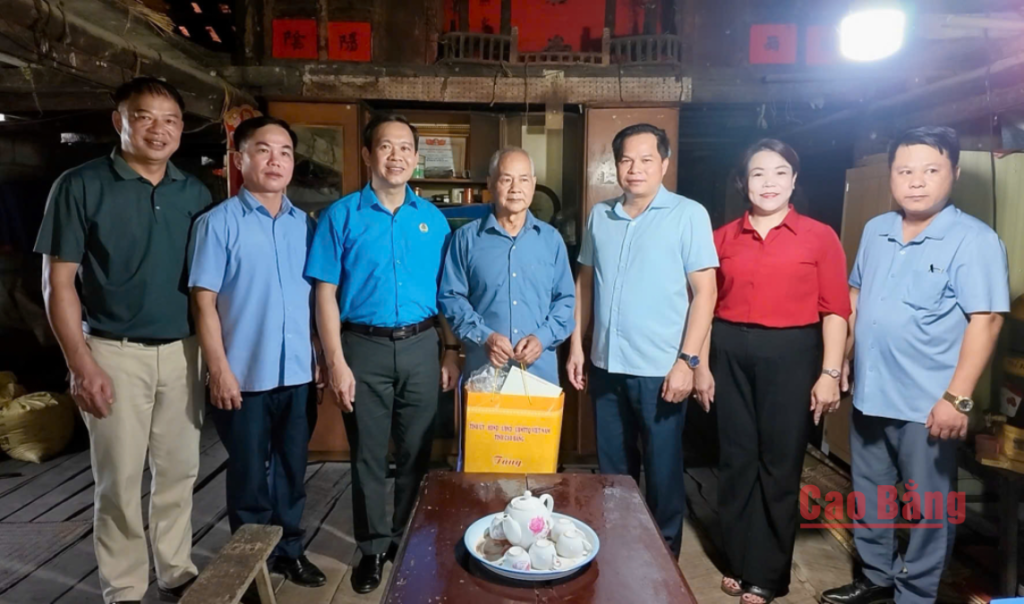 Phó Chủ tịch HĐND tỉnh Bế Minh Đức tặng quà thương binh Bế Đình Liên.