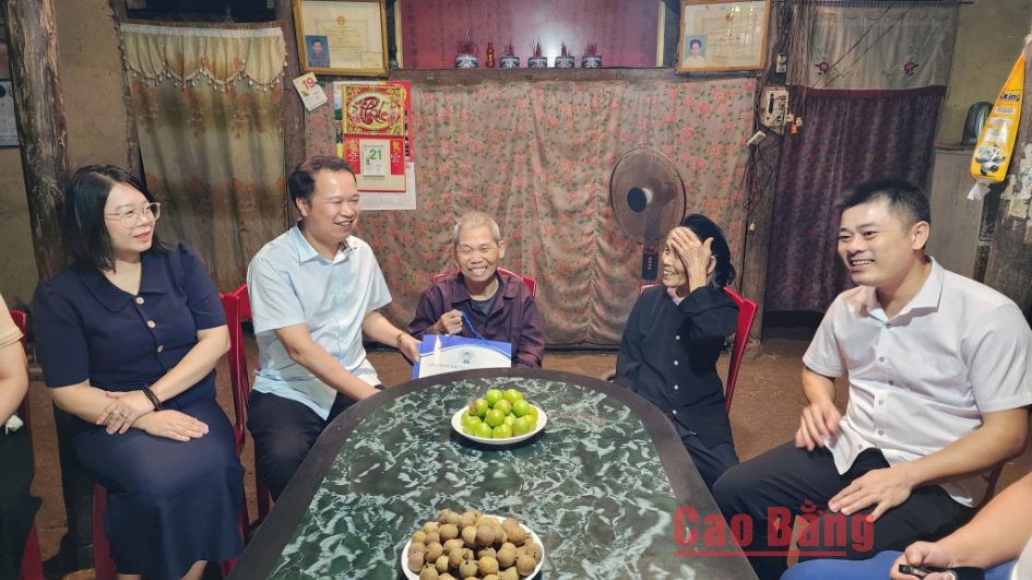 Đoàn công tác đã thăm, tặng quà ông Hoàng Văn Tung, thương binh, trú tại xóm Hữu Giang, xã Nam Tuấn.