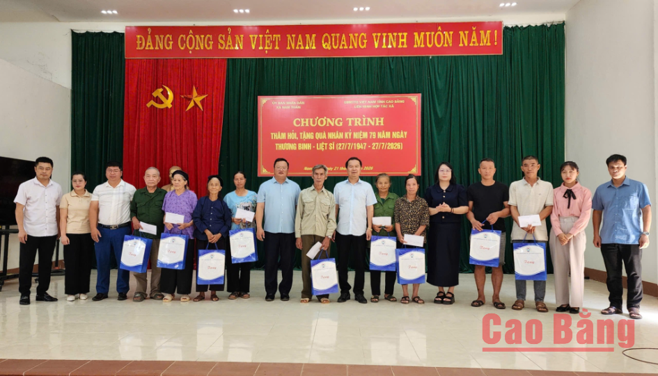Lãnh đạo Liên minh Hợp tác xã tỉnh trao quà cho mẹ Việt Nam Anh hùng, thương binh, bệnh binh và thân nhân gia đình liệt sĩ trên địa bàn xã Nam Tuấn.