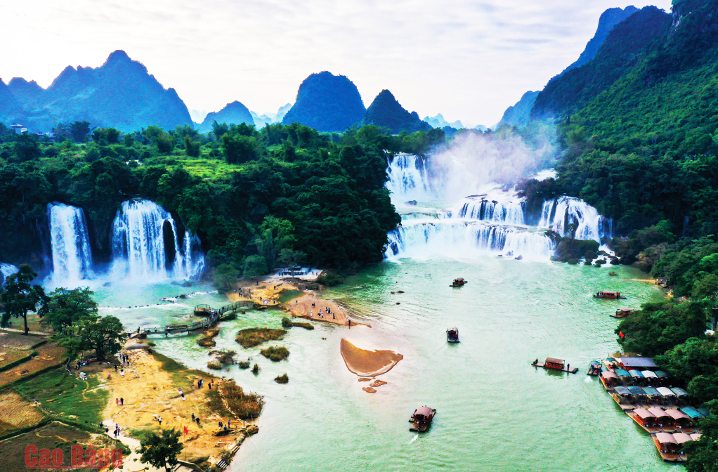 Thác Bản Giốc, xã Đàm Thủy.