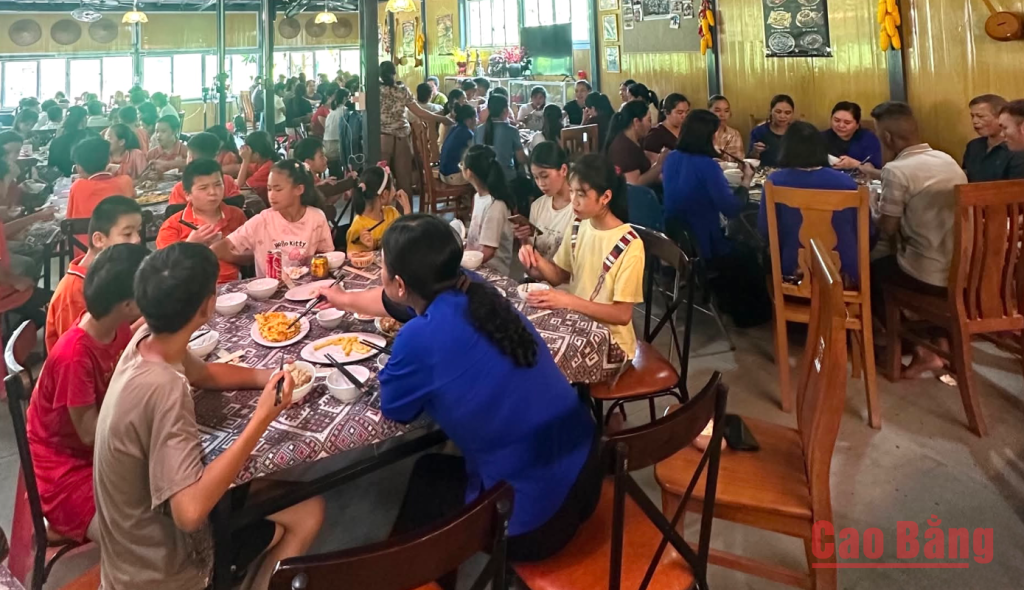 Nhờ duy trì giá dịch vụ ổn định, Mai Anh Homestay -  Nhà hàng Nùng, xã Trường Hà thu hút nhiều du khách đến lưu trú và trải nghiệm ẩm thực địa phương.