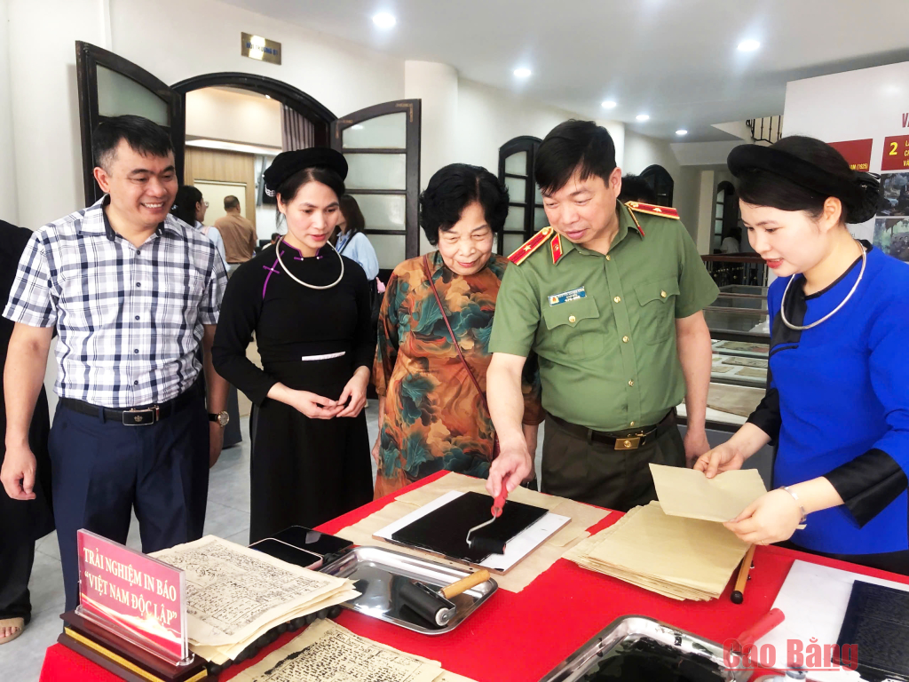 Bà Nông Thị Tố Hoàn, nguyên cán bộ Báo Việt Nam Độc lập, nguyên Phó Trưởng Ban Dân vận Tỉnh ủy Thái Nguyên (thứ 3 từ phải sang) hướng dẫn đại biểu trải nghiệm in ru rô Báo Việt Nam Độc lập và kể chuyện những ngày làm báo tại chiến khu Việt Bắc.