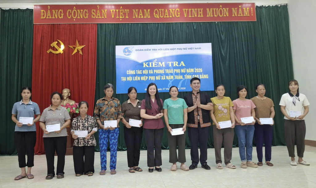 Phó Chủ tịch Hội Liên hiệp Phụ nữ Việt Nam Nguyễn Thị Thu Hiền tặng quà các đối tượng có hoàn cảnh khó khăn xã Nam Tuấn.