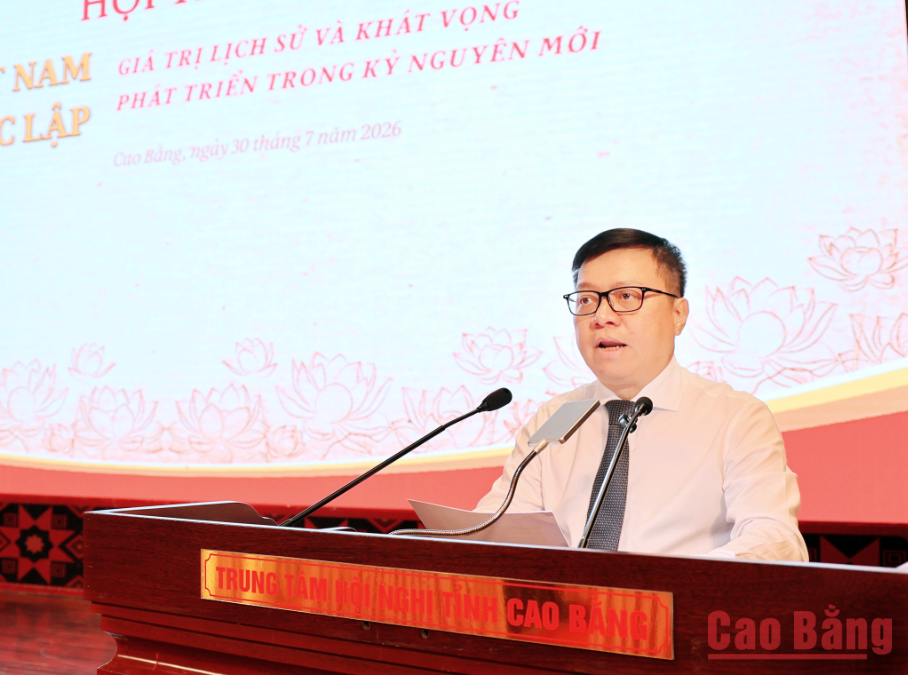 Đồng chí Lê Quốc Minh, Tổng Biên tập Báo Nhân Dân, Phó Trưởng Ban Tuyên giáo và Dân vận Trung ương, Chủ tịch Hội Nhà báo Việt Nam phát biểu đề dẫn Hội thảo.