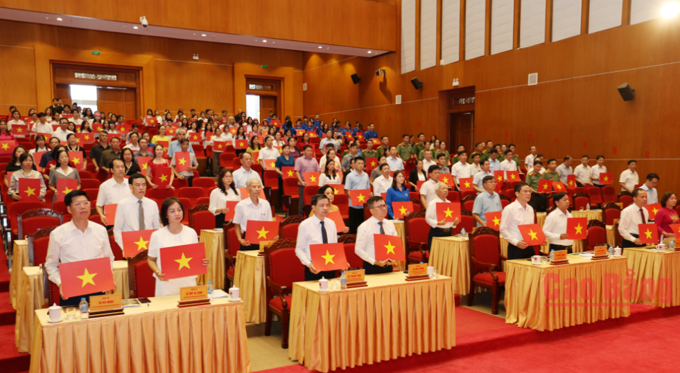 Các đại biểu thực hiện Nghi thức truyền lửa và hát Quốc ca.
