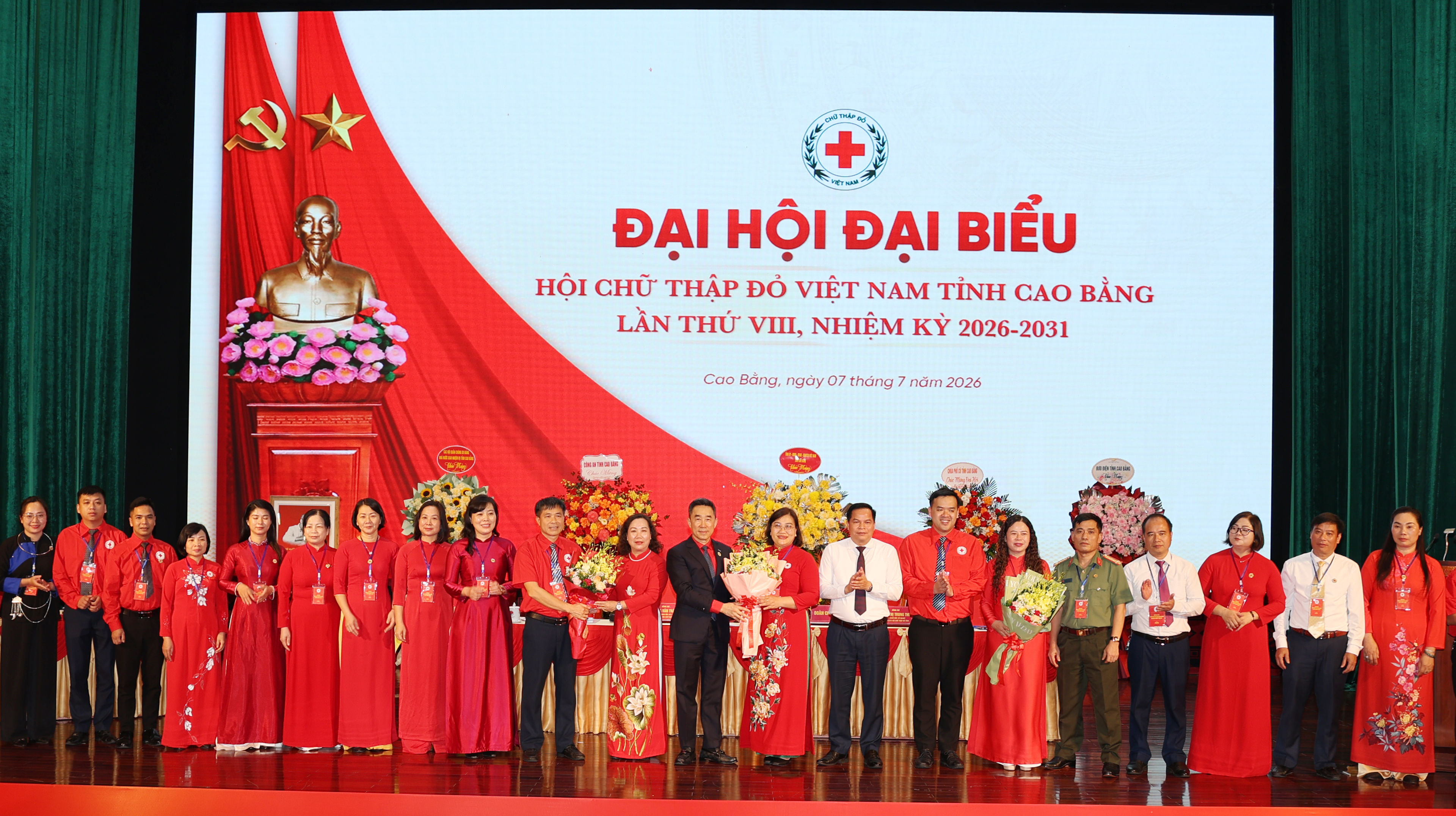 Các đồng chí lãnh đạo Trung ương, tỉnh tặng hoa chúc mưng Ban Chấp hành Hội Chữ thập đỏ tỉnh khóa VIII, nhiệm kỳ 2026 - 2031.