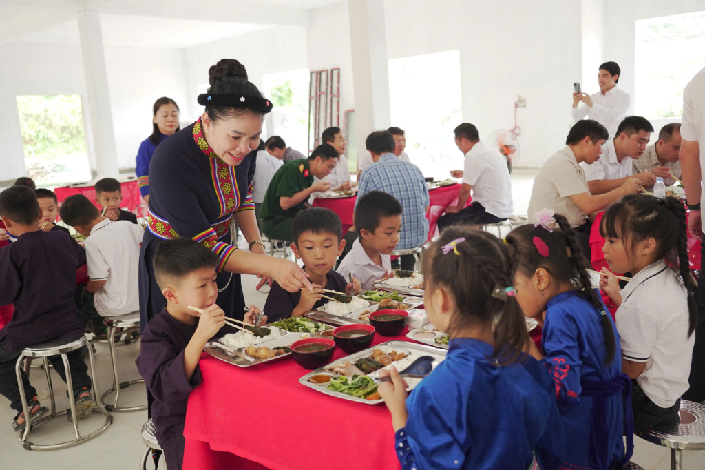 Trường Phổ thông nội trú Tiểu học và THCS Trà Lĩnh vận hành thử khu nhà ăn cho học sinh.