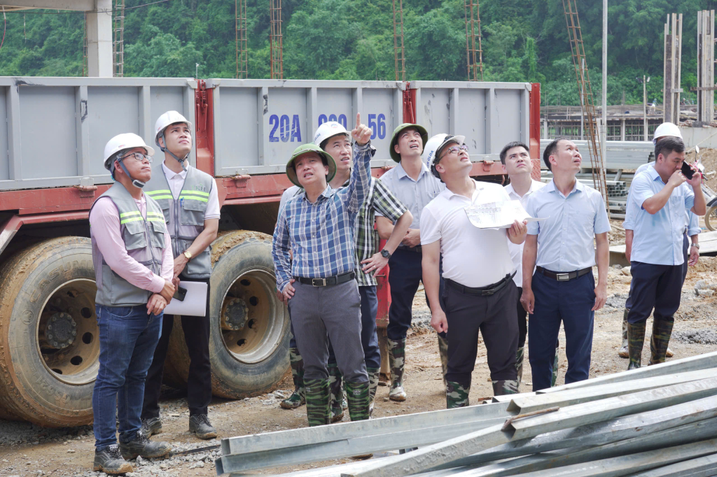 Chủ tịch UBND tỉnh Lê Hải Hòa kiểm tra tiến độ thi công Dự án trường nội trú liên cấp xã Phục Hòa.