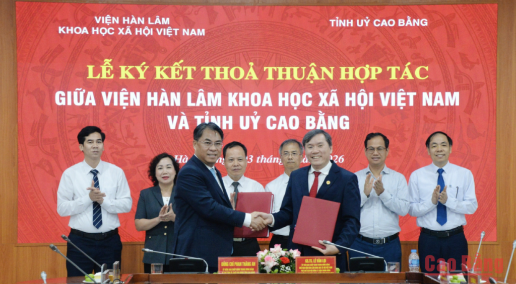 Bí thư Tỉnh ủy, Chủ tịch HĐND tỉnh Phan Thăng An và Chủ tịch Viện Hàn lâm Khoa học xã hội Việt Nam Lê Văn Lợi ký kết Biên bản thỏa thuận hợp tác.