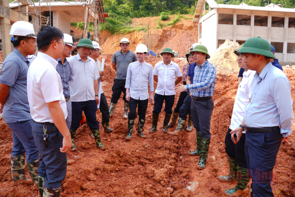 Chủ tịch UBND tỉnh Lê Hải Hòa kiểm tra tiến độ thi công Trường Phổ thông nội trú liên cấp Tiểu học và THCS xã Trường Hà.