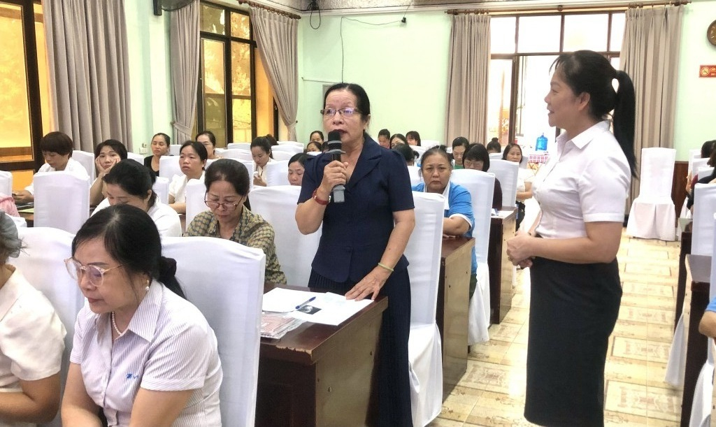 Học viên trao đổi cùng giảng viên về thực hành ứng dụng trí tuệ nhân tạo (AI) trong quảng cáo, tiếp thị và bán hàng
