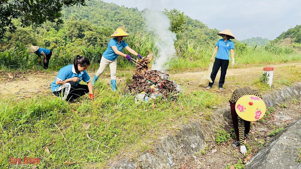 Hội viên phụ nữ xã Đức Long tích cực dọn dẹp vệ sinh, bảo vệ môi trường.