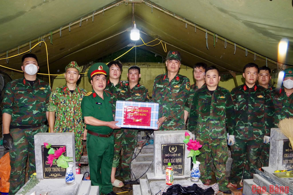 Lãnh đạo Bộ Chỉ huy Quân sự tỉnh động viên, tặng quà lực lượng quy tập hài cốt liệt sĩ tại Nghĩa trang Liệt sĩ Đông Khê.