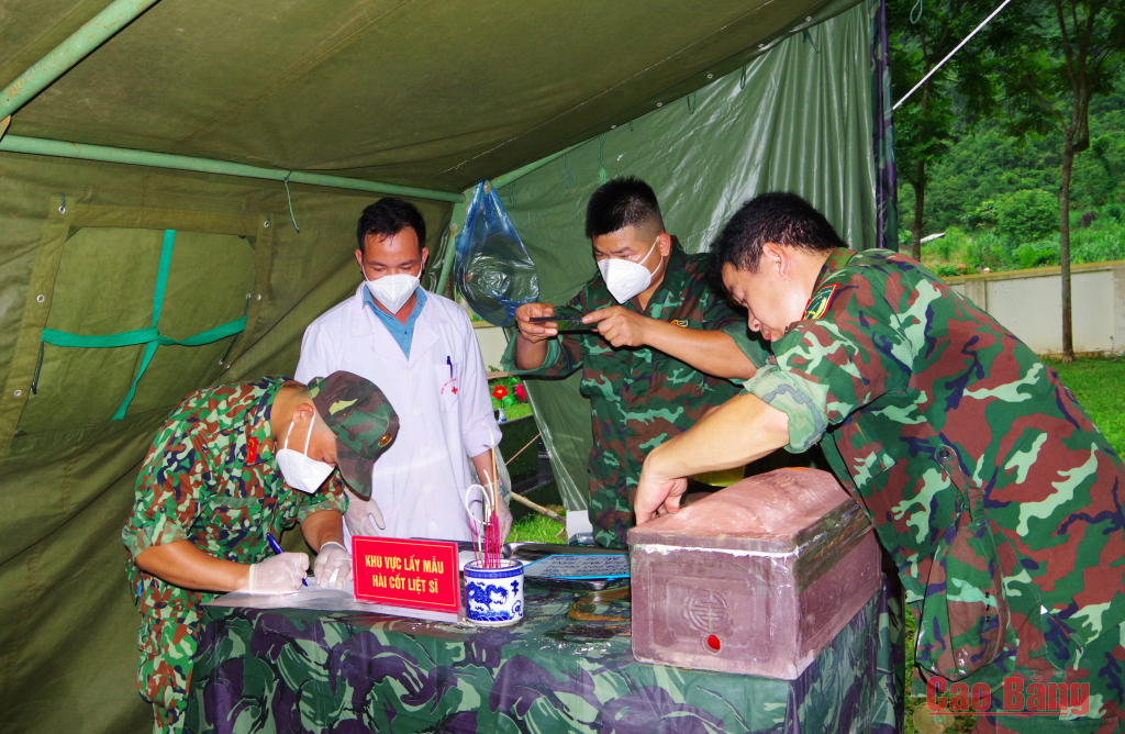 Tổ đội công tác Bộ Chỉ huy Quân sự tỉnh thực hiện đóng gói mẫu sinh phẩm phục vụ xét nghiệm ADN tại Nghĩa trang Liệt sĩ xã Quảng Uyên tháng 7/2026.