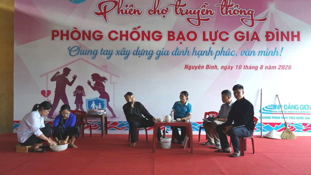 Tiểu phẩm “Phòng, chống bạo lực gia đình” tại Phiên chợ.