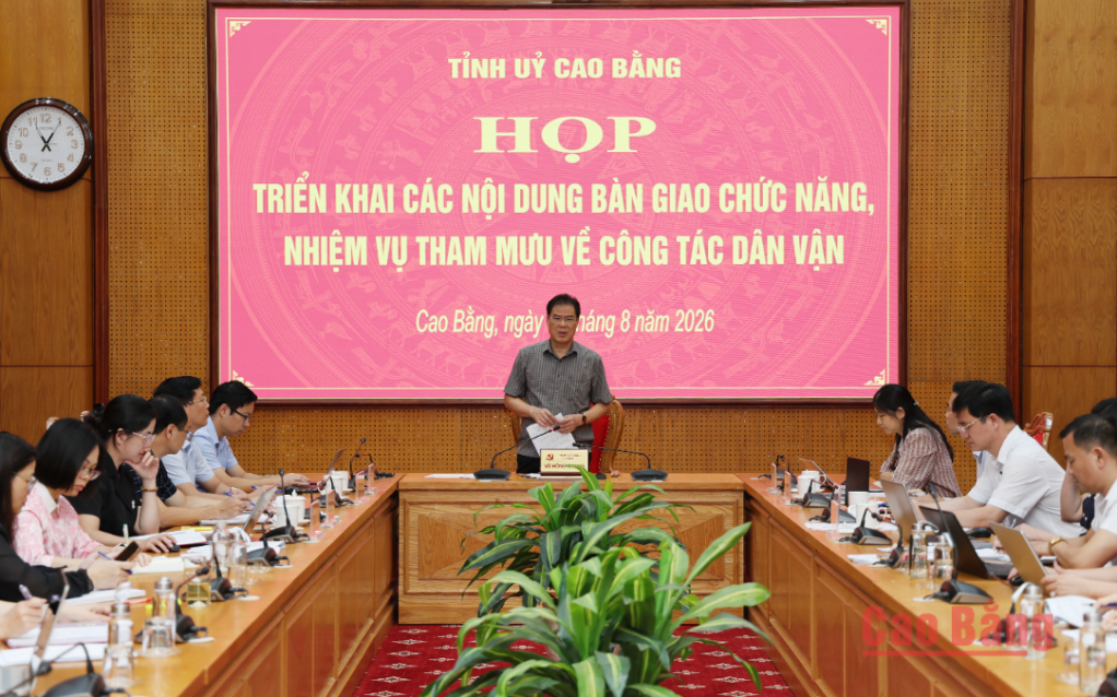Phó Bí thư Tỉnh ủy, Chủ tịch Ủy ban MTTQ tỉnh Vũ Hồng Quang phát biểu kết luận cuộc họp.