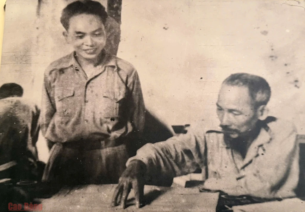 Đại tướng Võ Nguyên Giáp báo cáo Chủ tịch Hồ Chí Minh phương án đánh cứ điểm Đông Khê trong Chiến dịch Biên giới 1950. Ảnh: T.L