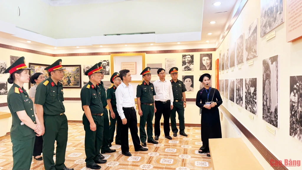 Cán bộ, lãnh đạo xã Đông Khê tham quan, tìm hiểu các tư liệu, hình ảnh về Chiến dịch Biên giới Thu - Đông 1950 tại khu trưng bày, góp phần giáo dục truyền thống lịch sử cho thế hệ hôm nay.