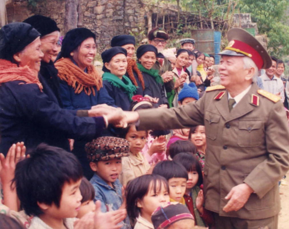 Đại tướng Võ Nguyên Giáp trở lại thăm nhân dân Pác Bó (Trường Hà) năm 1994.