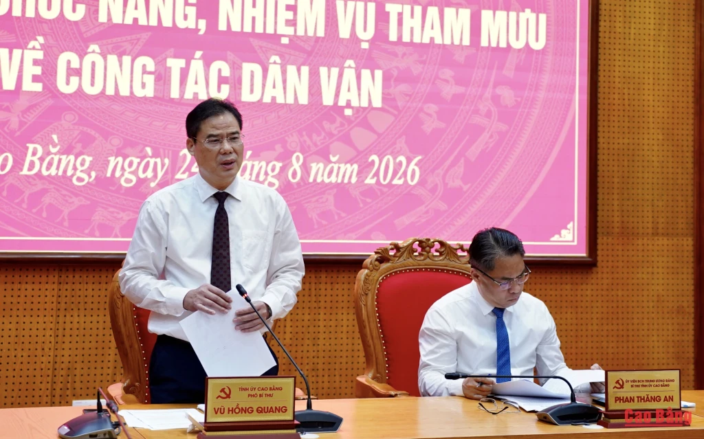 Phó Bí thư Tỉnh ủy, Bí thư Đảng ủy MTTQ, các đoàn thể tỉnh, Chủ tịch Ủy ban MTTQ tỉnh Vũ Hồng Quang phát biểu tại hội nghị.