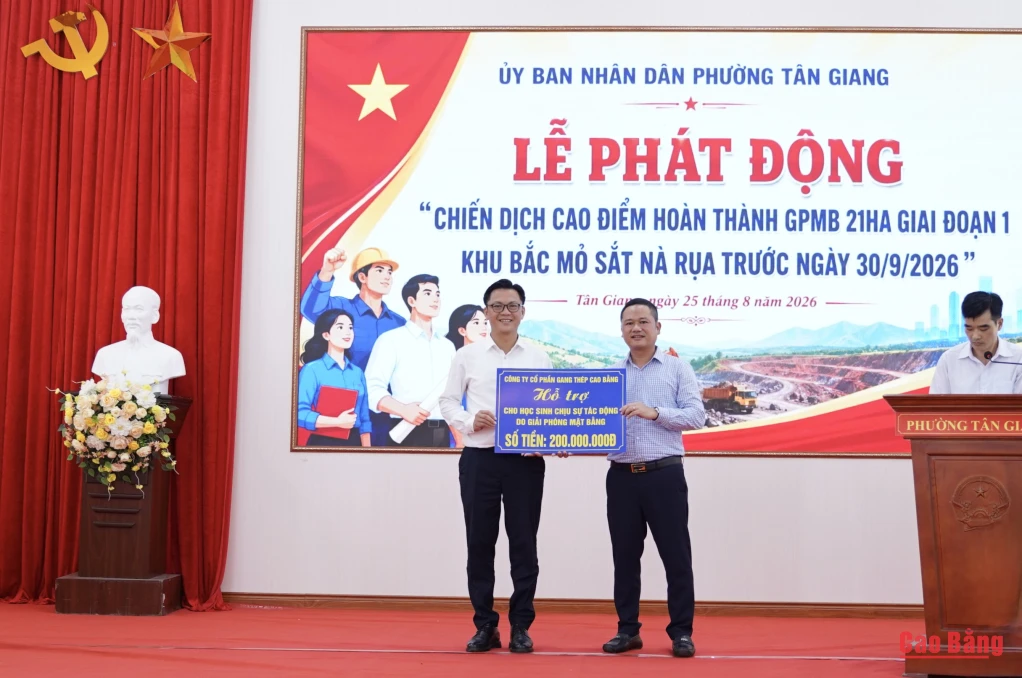 Công ty cổ phần Gang thép Cao Bằng trao hỗ trợ cho học sinh chịu sự tác động do giải phóng mặt bằng.