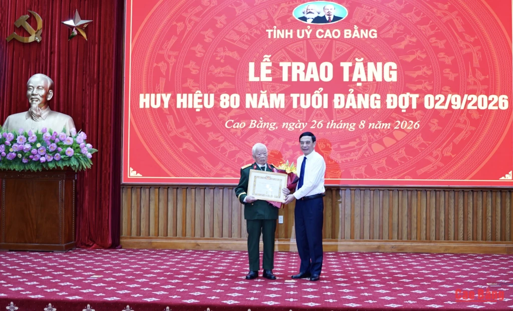 Đại tướng Phan Văn Giang, Ủy viên Bộ Chính trị, Phó Thủ tướng Chính phủ, Bộ trưởng Bộ Quốc phòng trao Huy hiệu, Giấy chứng nhận cho đảng viên Nguyễn Khánh Trung.