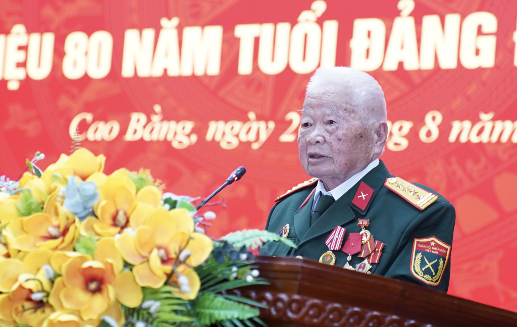 Đảng viên lão thành Nguyễn Khánh Trung phát biểu tại buổi lễ.