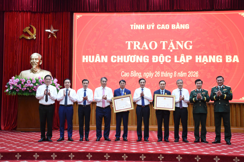 Đại tướng Phan Văn Giang, Ủy viên Bộ Chính trị, Phó Thủ tướng Chính phủ, Bộ trưởng Bộ Quốc phòng trao tặng Huân chương Độc lập hạng Ba cho các đồng chí nguyên lãnh đạo tỉnh.