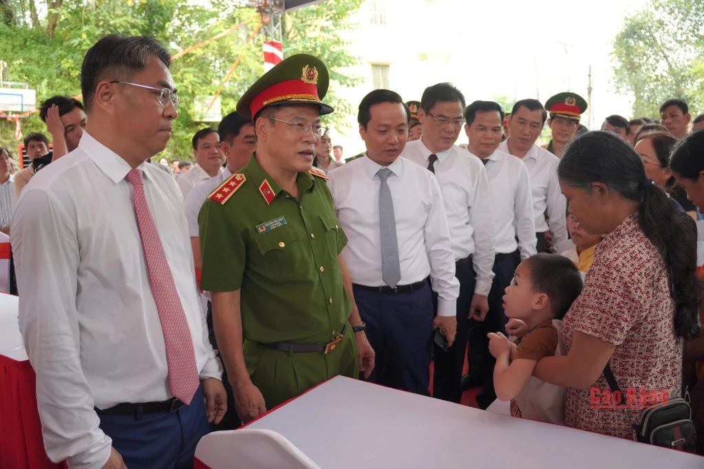 Thứ trưởng Bộ Công an Nguyễn Văn Long và Bí thư Tỉnh ủy Phan Thăng An cùng các đại biểu động viên phụ huynh và học sinh Cơ sở giáo dục trẻ khuyết tật.