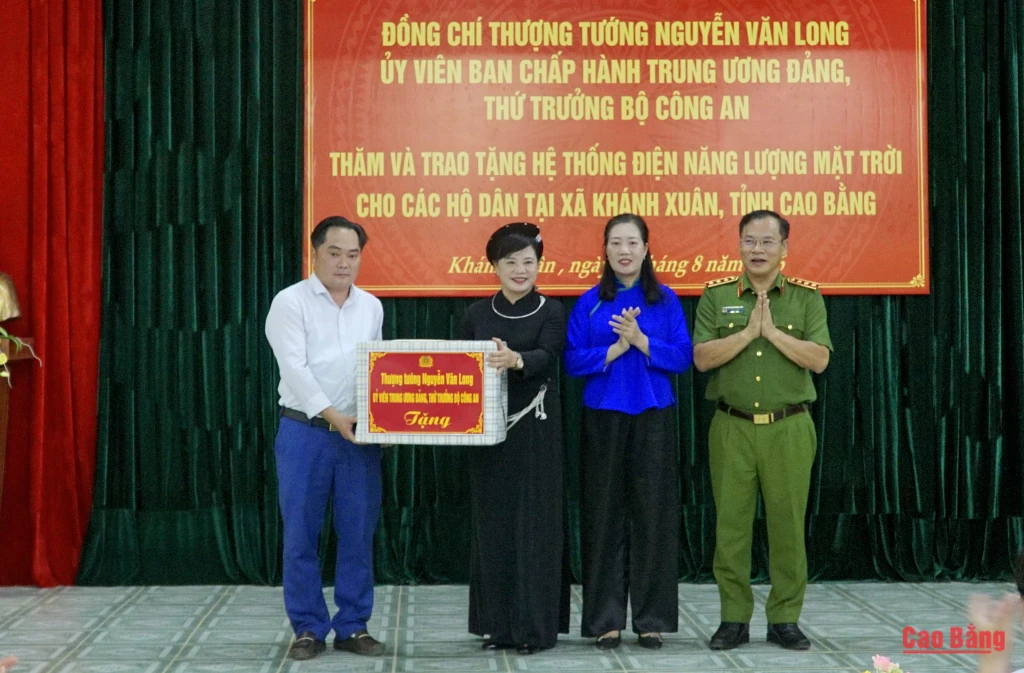Thượng tướng Nguyễn Văn Long, Thứ trưởng Bộ Công an tặng quà xã Khánh Xuân.