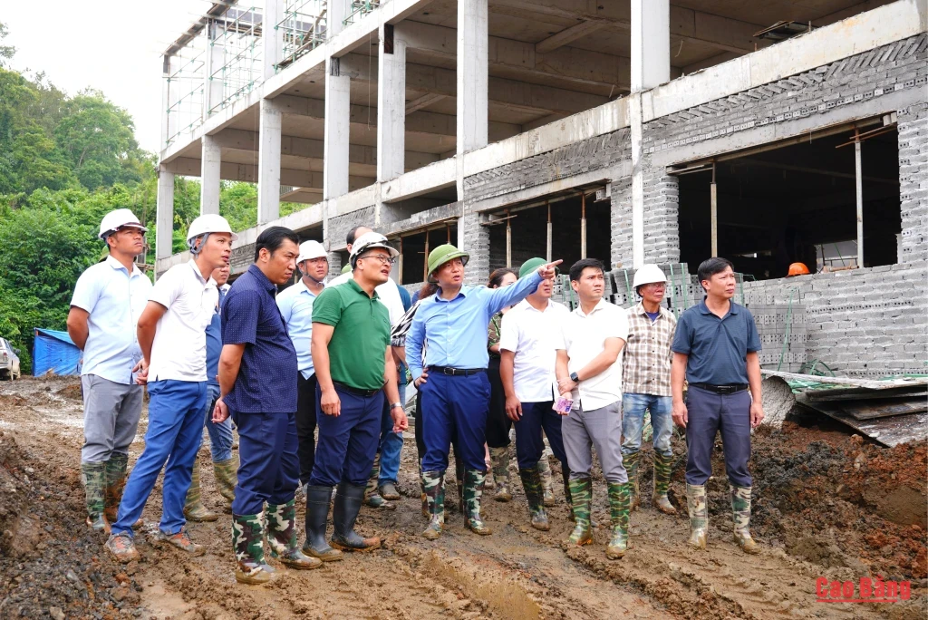 Chủ tịch UBND tỉnh Lê Hải Hòa kiểm tra, chỉ đạo đẩy nhanh tiến độ thi công Trường Phổ thông nội trú Tiểu học và THCS Quang Trung.