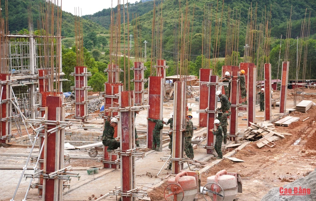 Cán bộ, chiến sĩ lực lượng vũ trang hỗ trợ lắp dựng cốp pha tại công trường Trường Phổ thông nội trú Tiểu học và THCS Đình Phong.