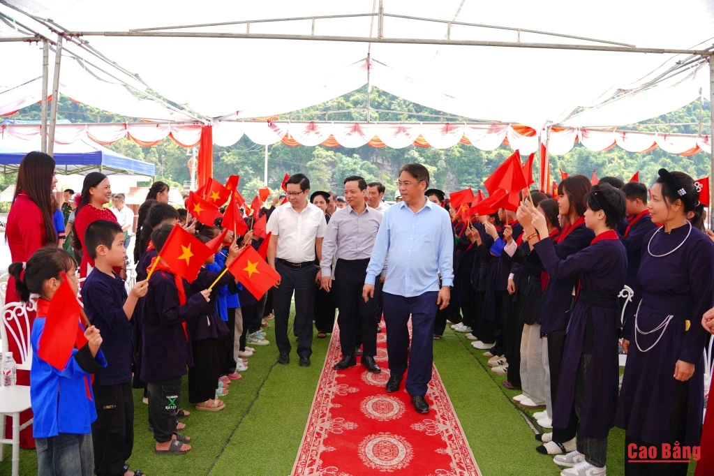 Bí thư Tỉnh ủy Phan Thăng An, Chủ tịch UBND tỉnh Lê Hải Hòa cùng các đại biểu tham dự lễ vận hành thử nghiệm tại Trường Phổ thông nội trú Tiểu học và THCS Hạ Lang trong sự chào đón của giáo viên, học sinh.