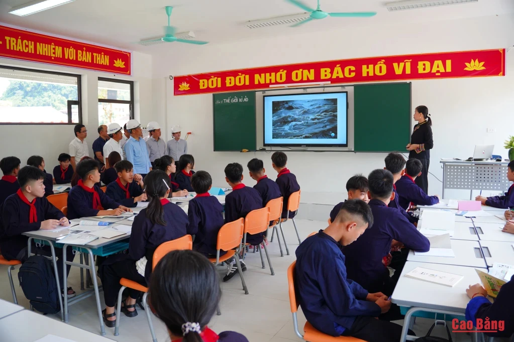 Bí thư Tỉnh ủy Phan Thăng An, Chủ tịch UBND tỉnh Lê Hải Hòa cùng các đại biểu tham quan, theo dõi tiết học thử nghiệm tại Trường Phổ thông nội trú Tiểu học và THCS Hạ Lang.